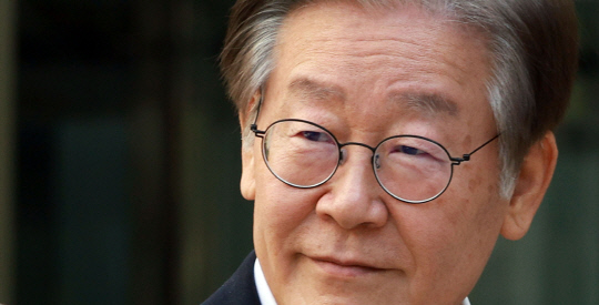 이재명 더불어민주당 대표가 6일 서울 서초동 중앙지법에서 열린 대장동· 위례신도시 특혜 의혹 사건 첫 재판에 출석한 뒤 법정을 나서고 있다. 연합뉴스.